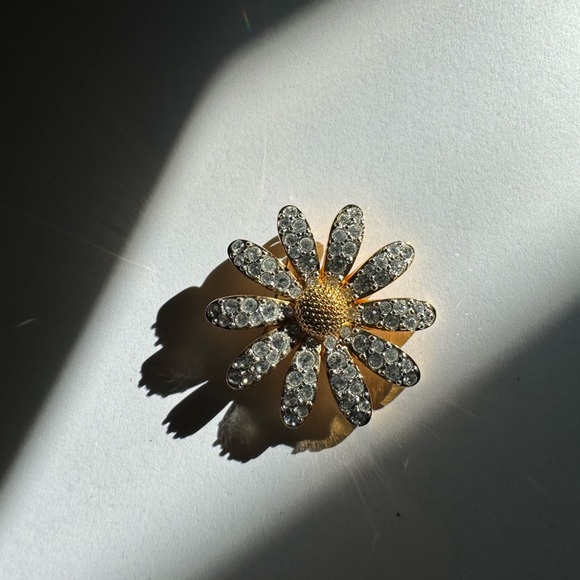 Stunning gold tone SWAROVSKI flower brooch pin - Picture 2 of 14